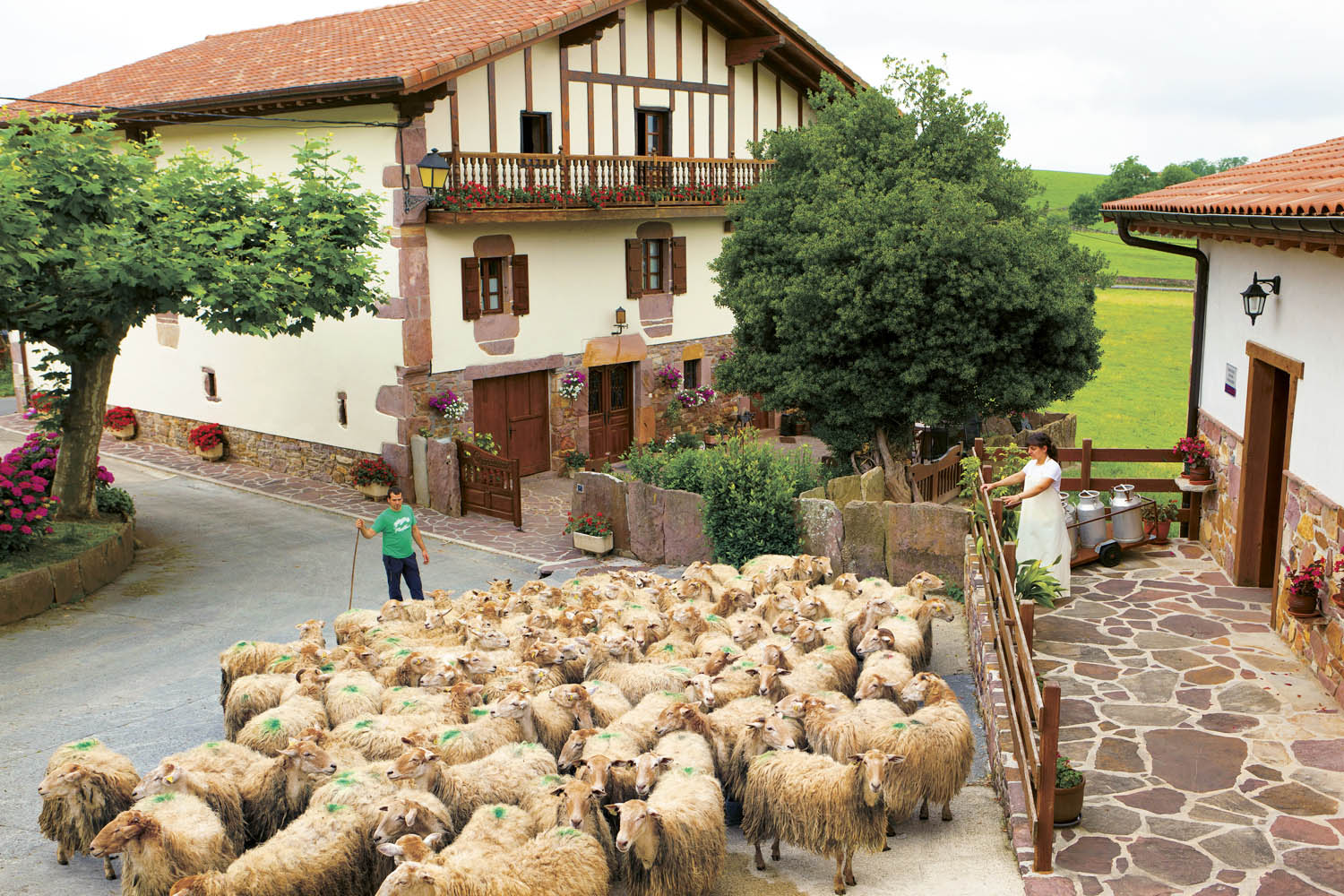 Une femme à l’entrée d’un hameau à Urdazubi/Urdax