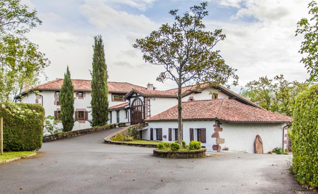 Landa turismoa: ostatua naturatik gertu