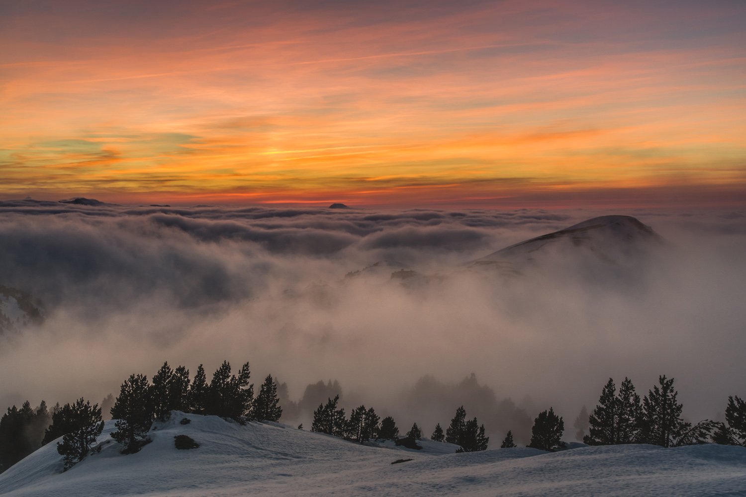Paisaje de montañas entre nieblas