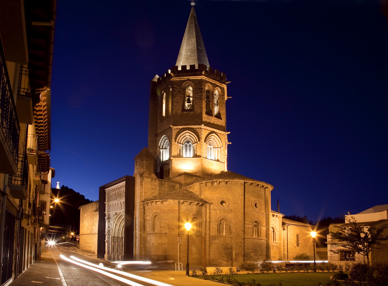Santa Maria de Sangüesa at night
