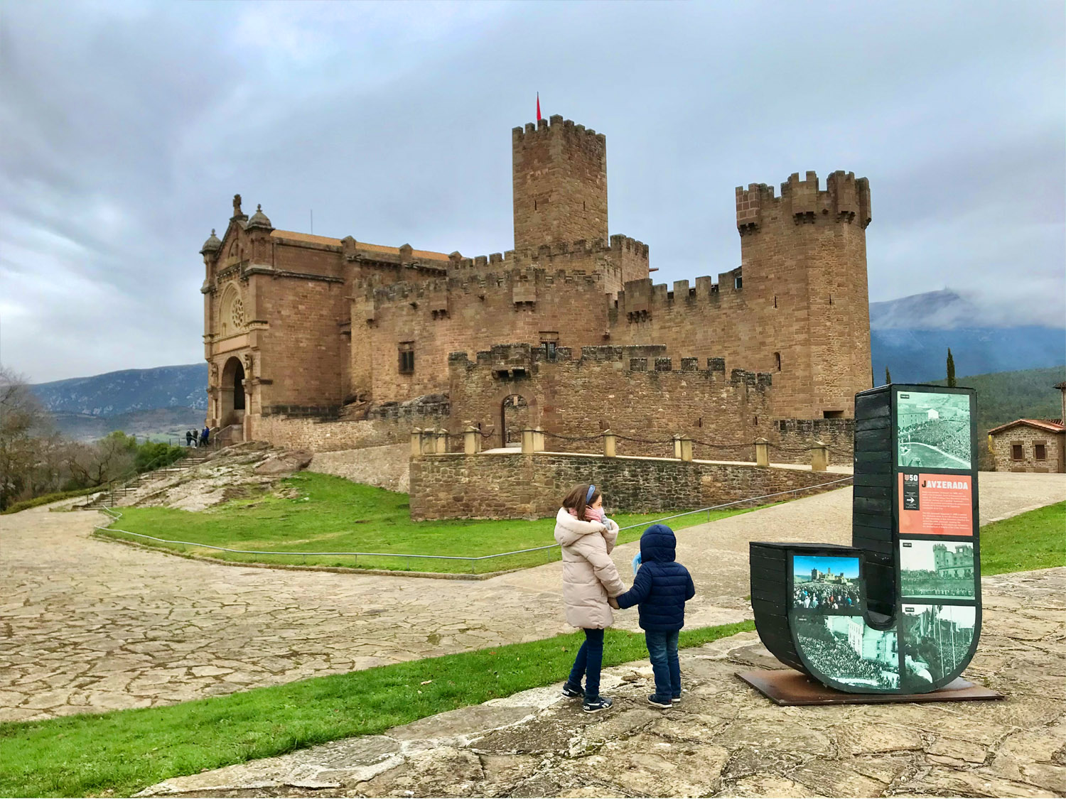 Dos niños con el Castillo de Javier al fondo