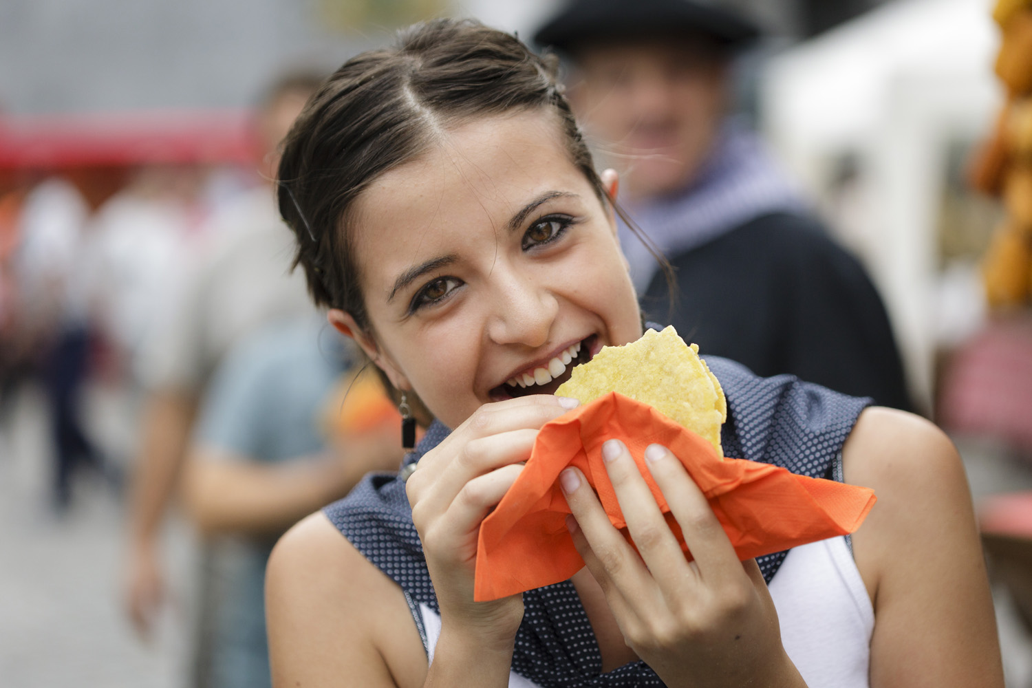 Chica comiendo talo