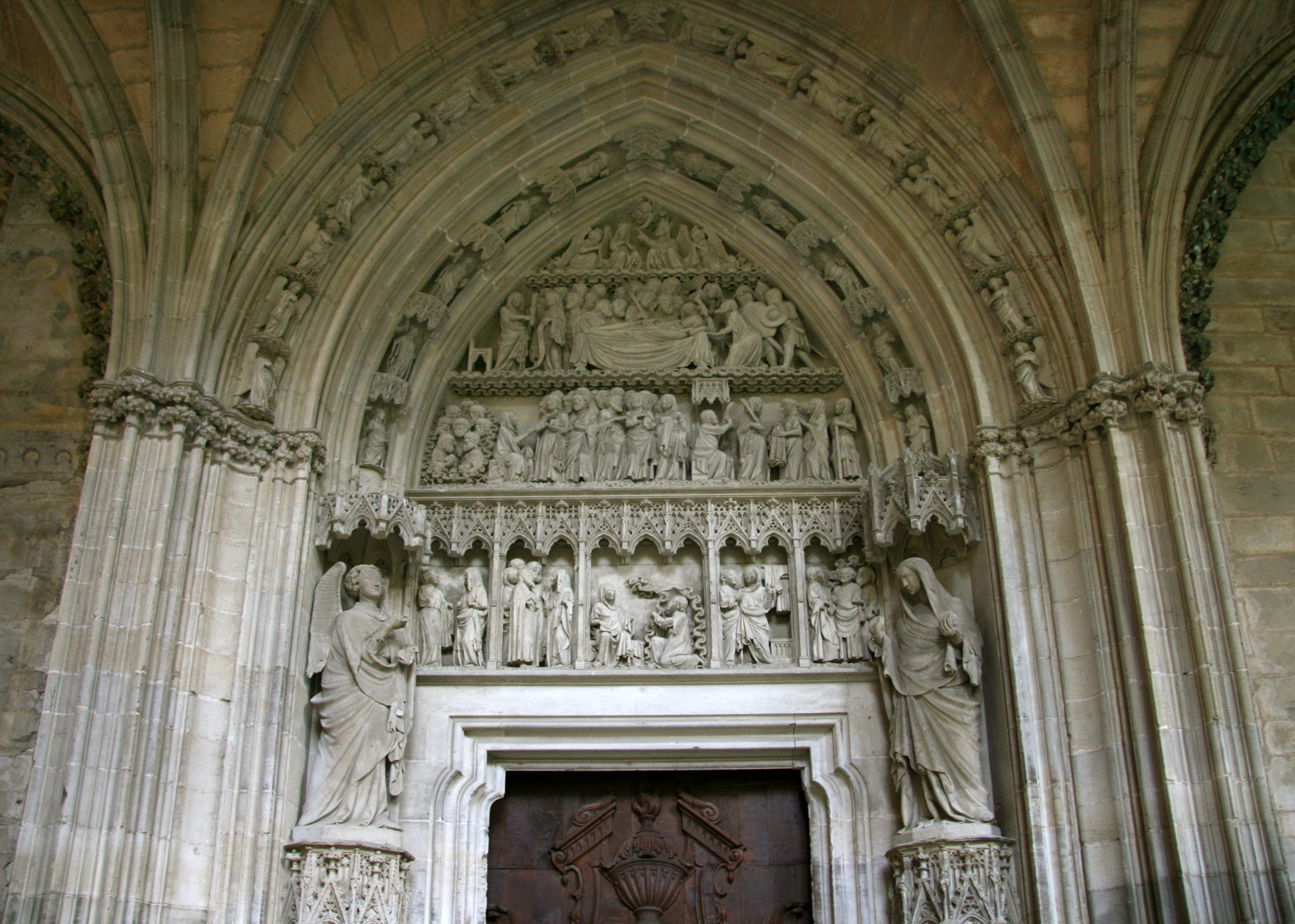 Detalle de una puerta de la catedral de Pamplona