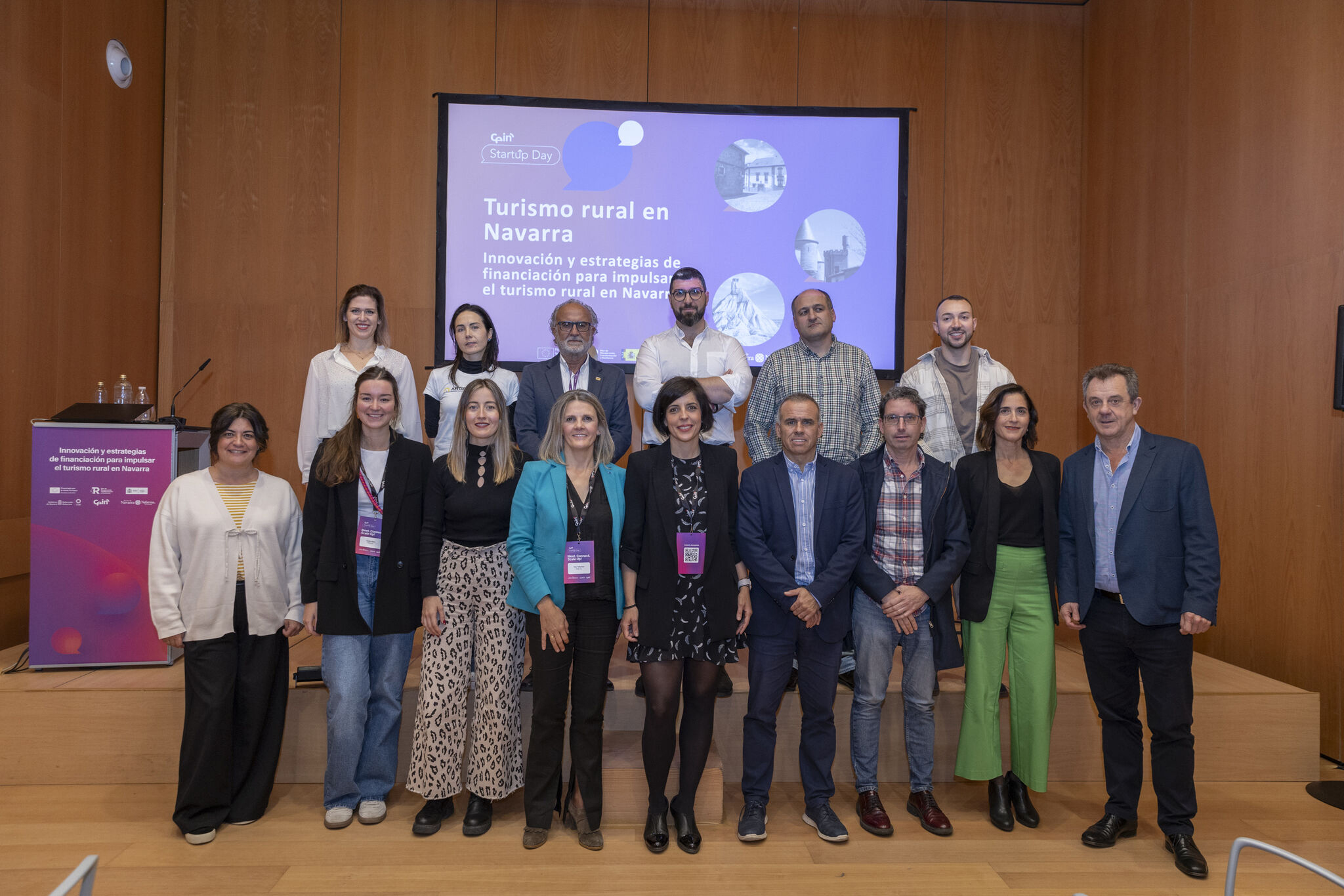 Foto de grupo con todos los participantes en la jornada sobre emprendimiento en turismo rural.