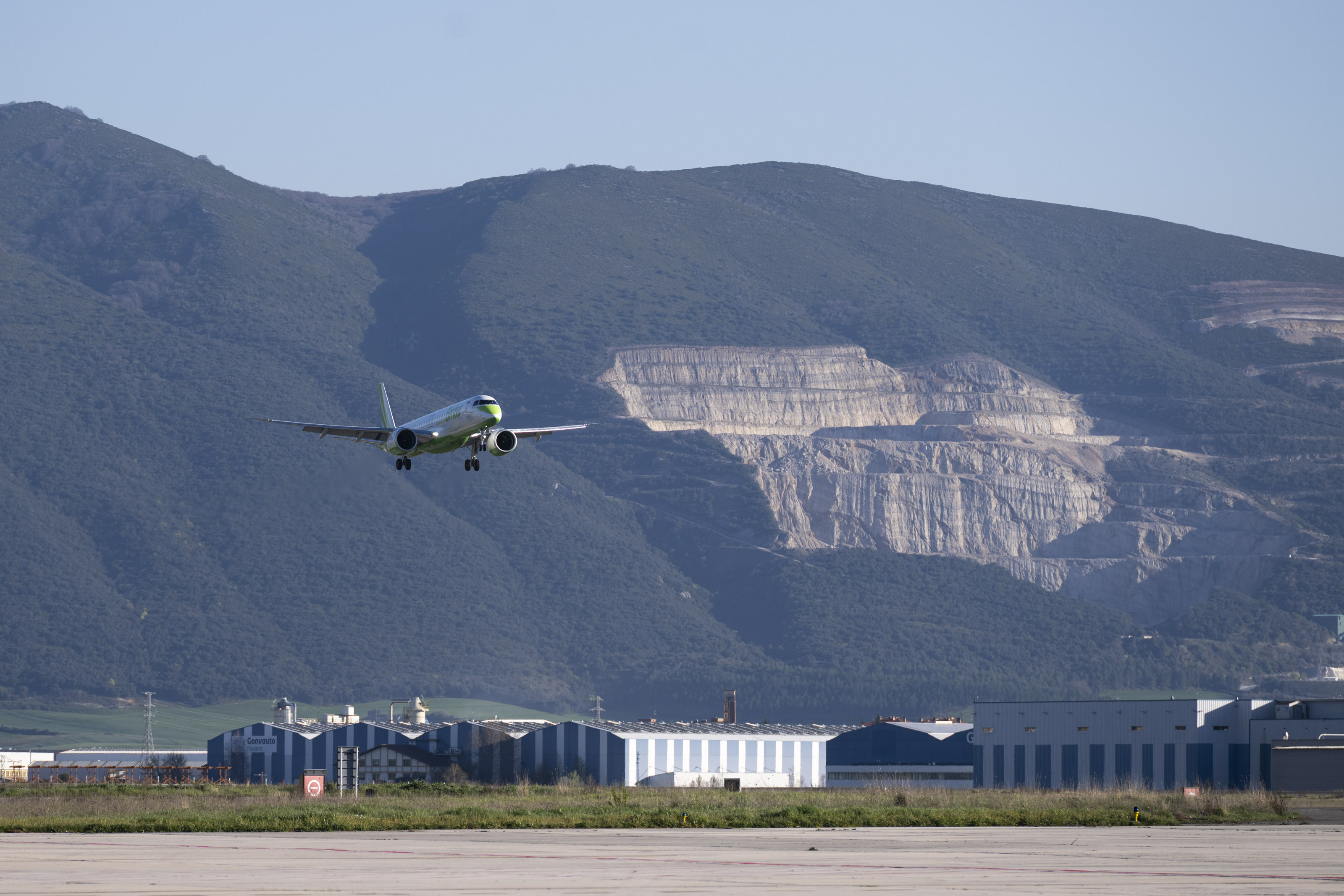El Gobierno de Navarra licita por primera vez dos vuelos a destinos nacionales y otros dos a ciudades europeas por 4 millones de euros