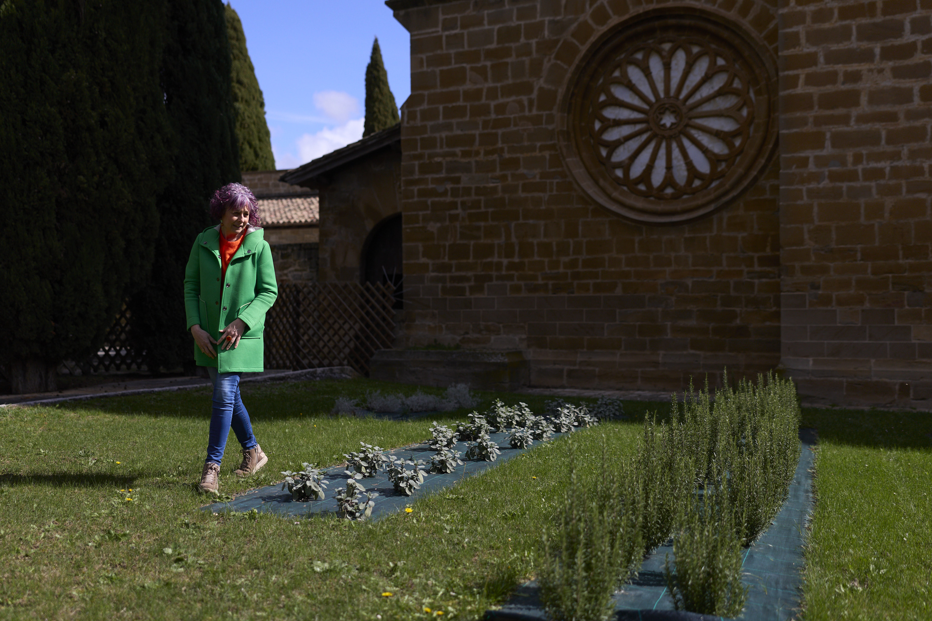 Turismo planta 32 árboles para compensar la huella de carbono de Navarra en la feria FITUR 2026