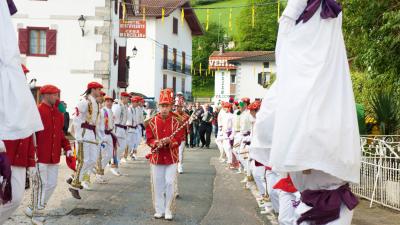 dantzaris élégants de luzaide/valcarlos