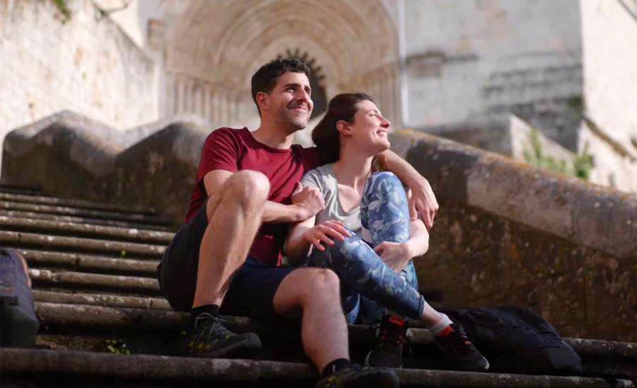 Pareja sentada en la escalinata de San Pedro de la Rúa de Estella