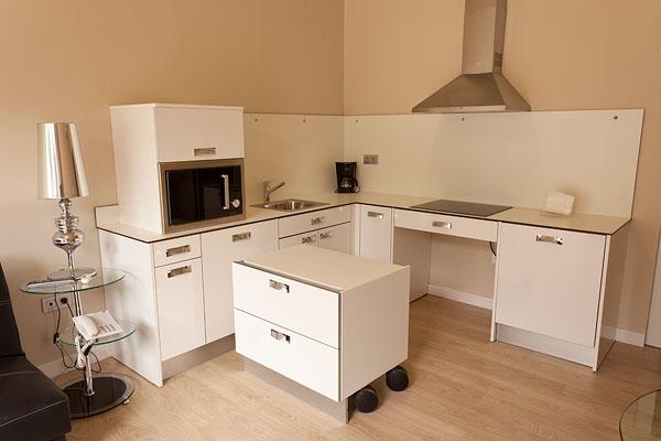 Kitchen with module under the hob extracted towards the center of the kitchen