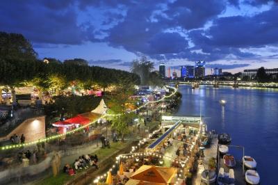 Feria de los Museos junto al río Main a su paso por Frankfurt.