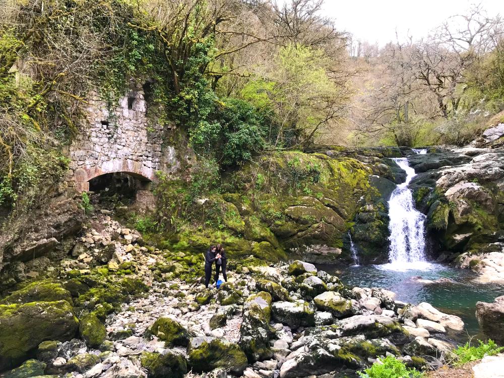 río con cascada