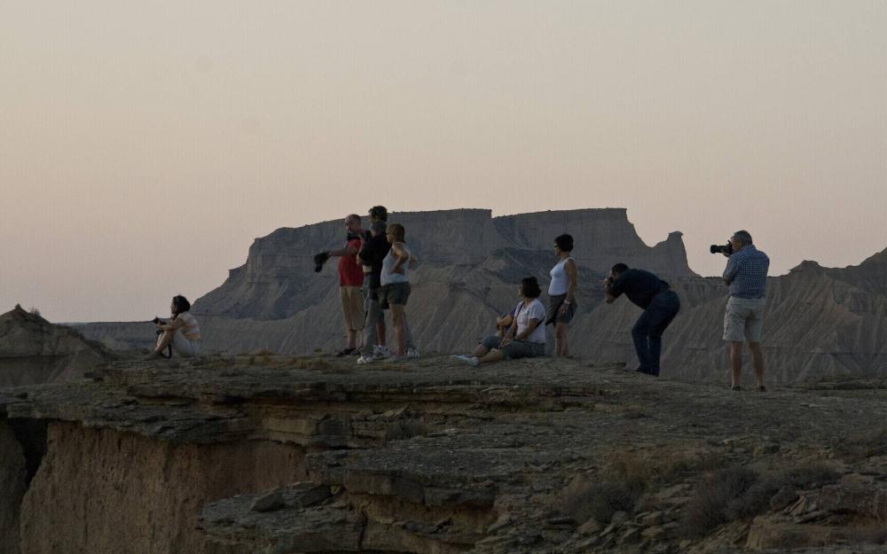 turistas disfrutando del atardecer en las Bardenas, Navarra