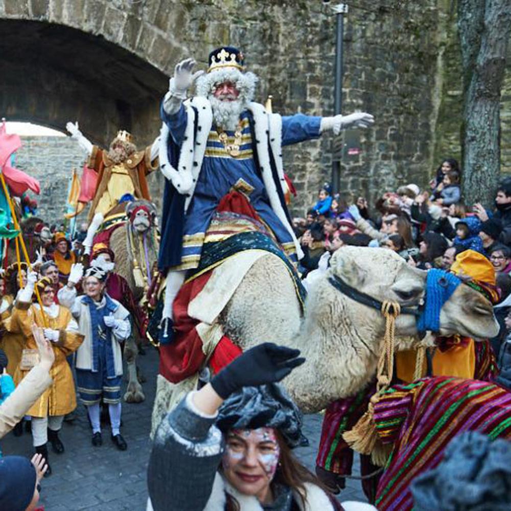 Carroza con el rey Baltasar en la cabalgata de Pamplona