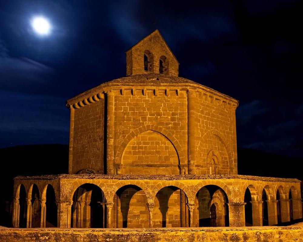 Vista nocturna de iglesia románica de Eunate
