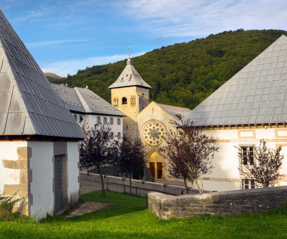 Vista de la iglesia y edificios de Roncesvalles