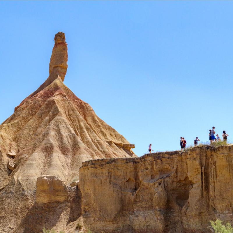 grupo de personas sobre un cerro al lado de Castildetierra