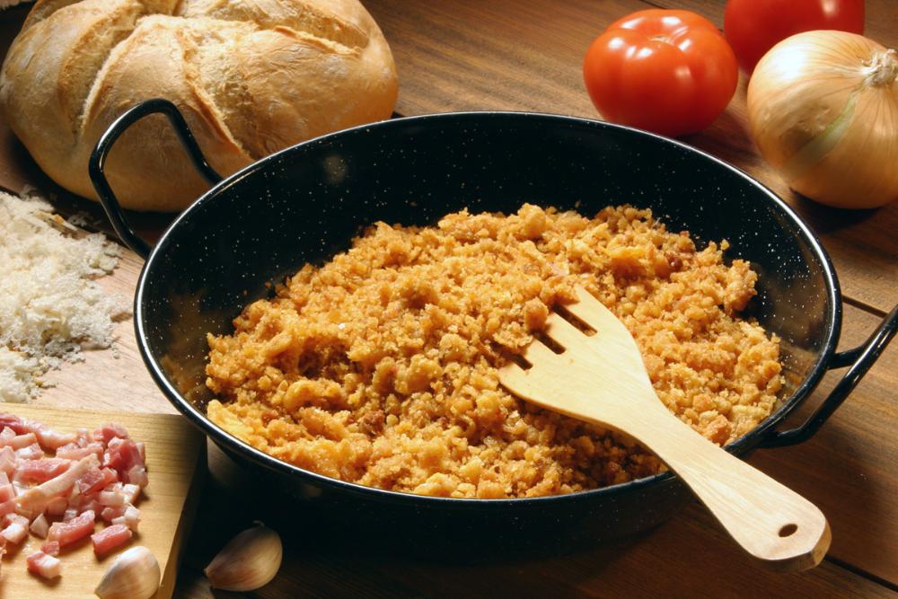 cazuela de migas, pan y tomates