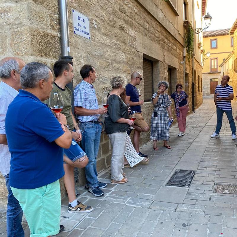 Grupo de personas con una copa de vino visitando Olite