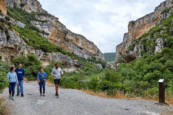 personas andando por la Foz de Lumbier