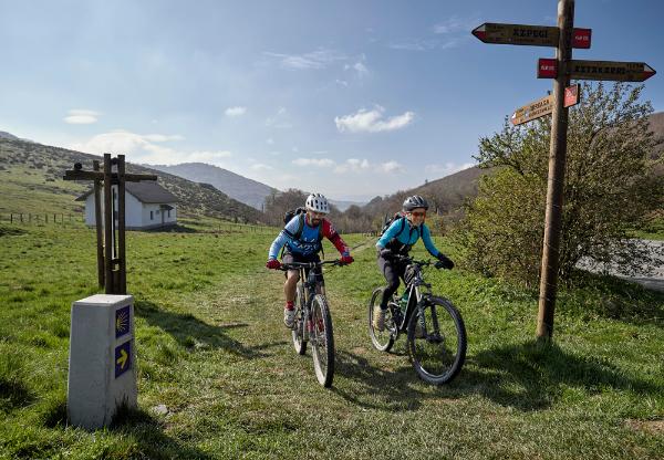 Deux cyclistes sur le Camino de Santiago