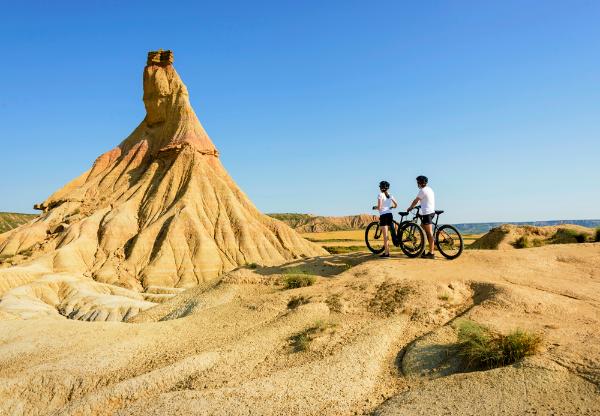 Dos ciclistas delante de Castildetierra en Bardenas