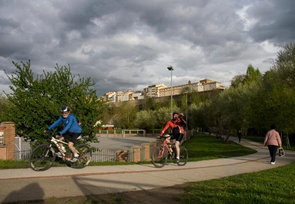 Dos ciclistas por el paseo del Arga