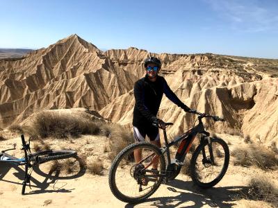 Ciclista en las Bardenas Reales