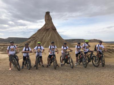 Ciclistas en las Bardenas Reales