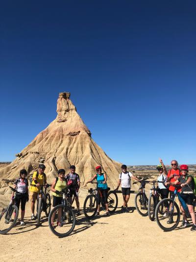 Ciclistas en las Bardenas Reales