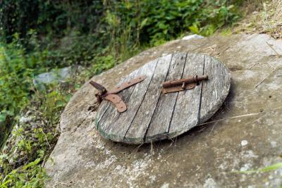 puerta de madera en una roca
