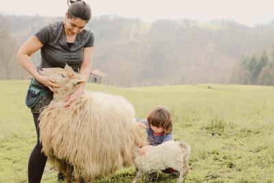 madre e hijo con oveja