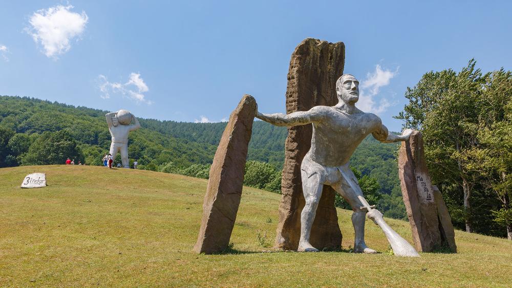 esculturas en el parque Peru Harri