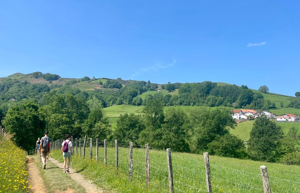 Familia andando por el camino a Xorroxin