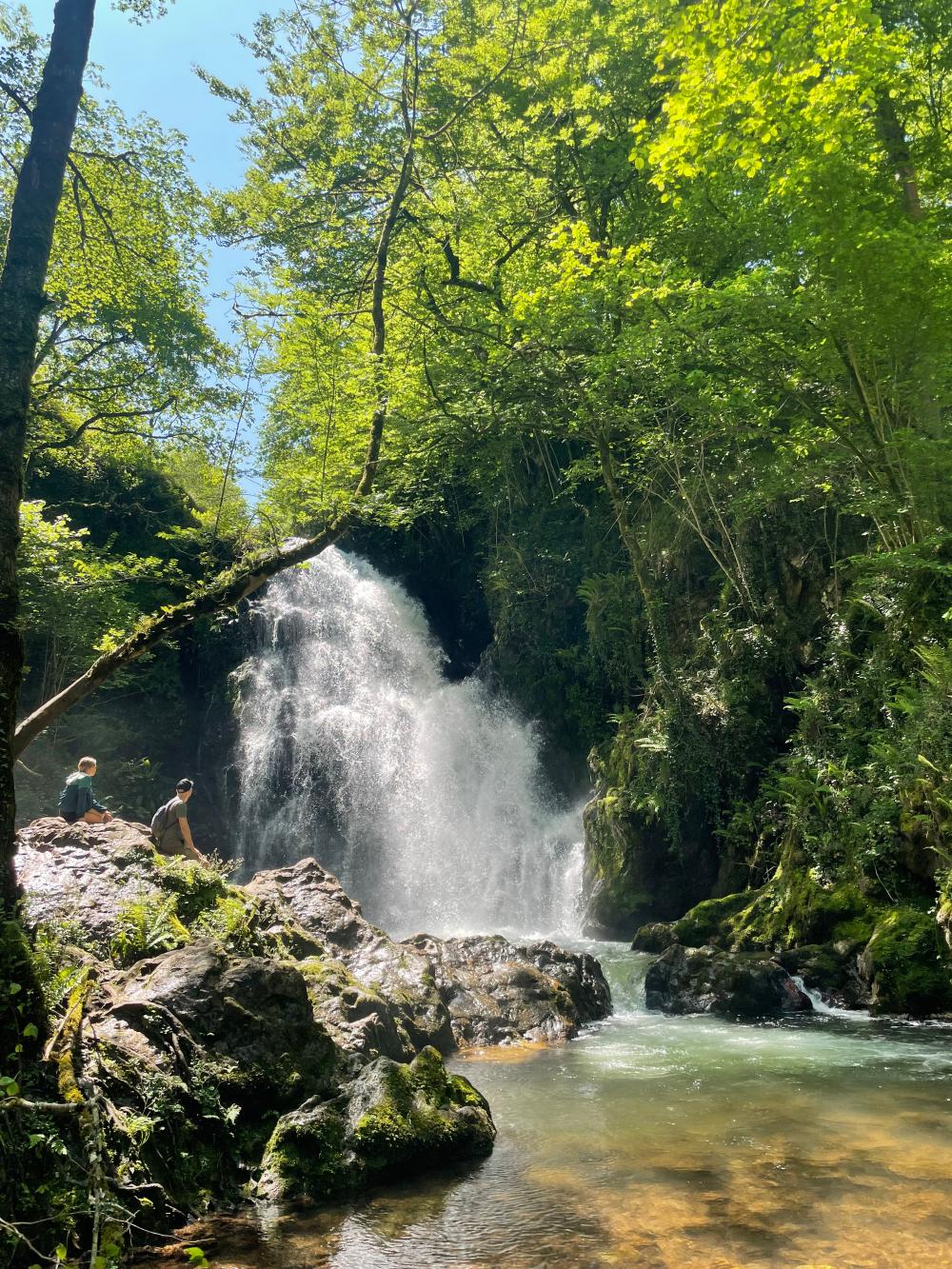 Dos personas cerca de la cascada de Xorroxin