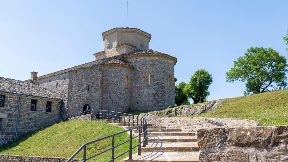 Vista exterior del santuario de San Miguel de Aralar