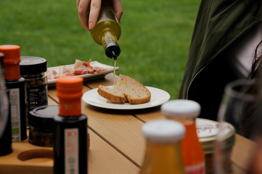 Echando aceite Artajo sobre una tostada