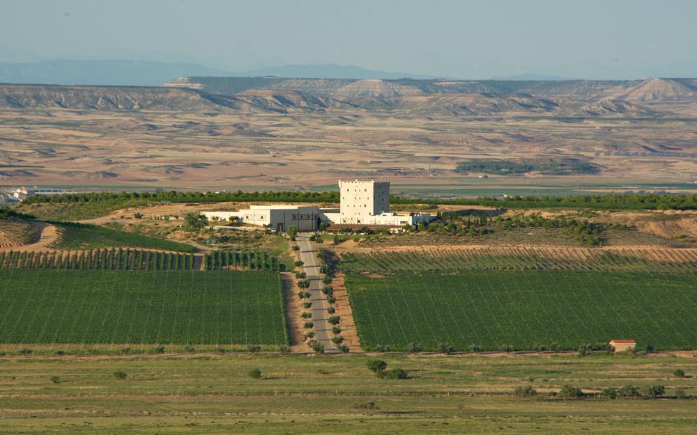 Vista aérea, al fondo las Bardenas, en el centro las bodegas y el hotel y delante viñedos