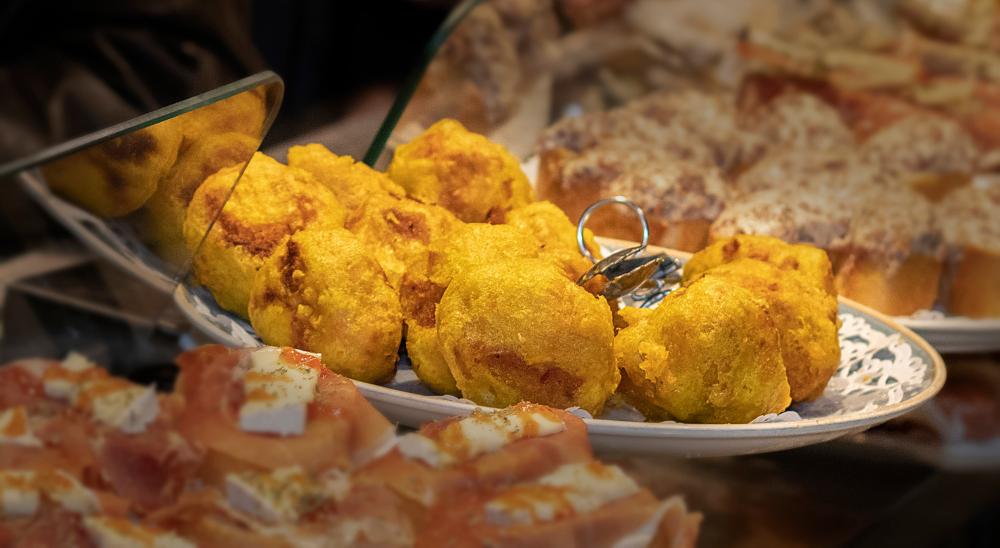 Fuente con fritos en una barra de bar