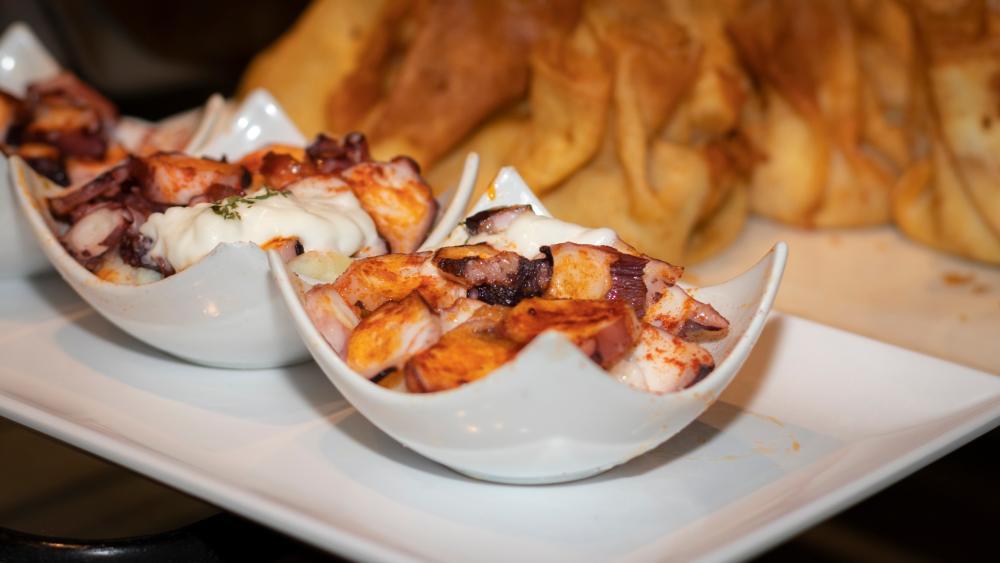 dos cuencos blancos con pulpo a la gallega