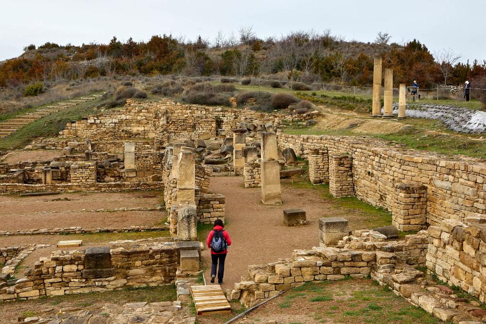 Mujer andando por los restos romanos de Santa Criz de Eslava