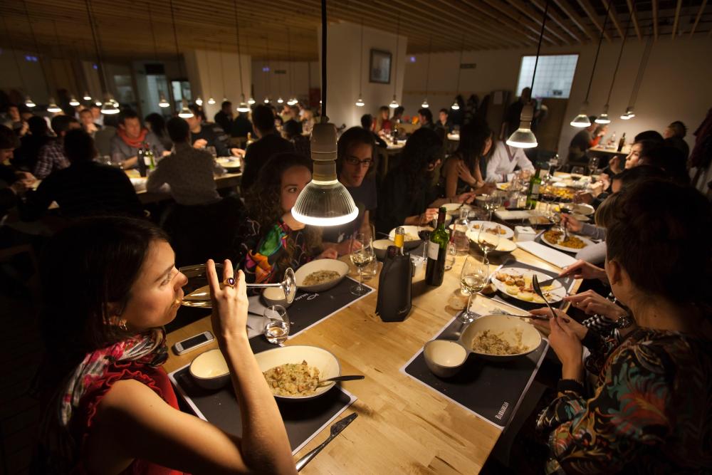 Interior de un restaurante con gente comiendo