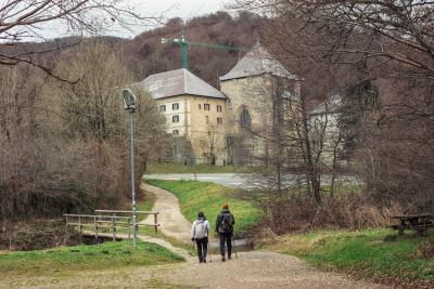 Dos personas de espalda andando con bastones hacia Roncesvalles