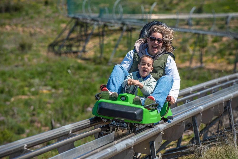una mujer y un niño tirándose por el bobsleigh de Sendaviva