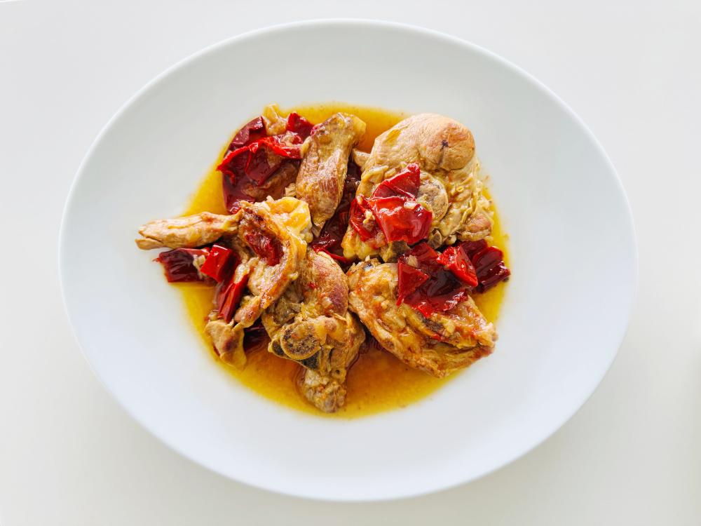 plato de cordero al chilindrón con pimientos rojos