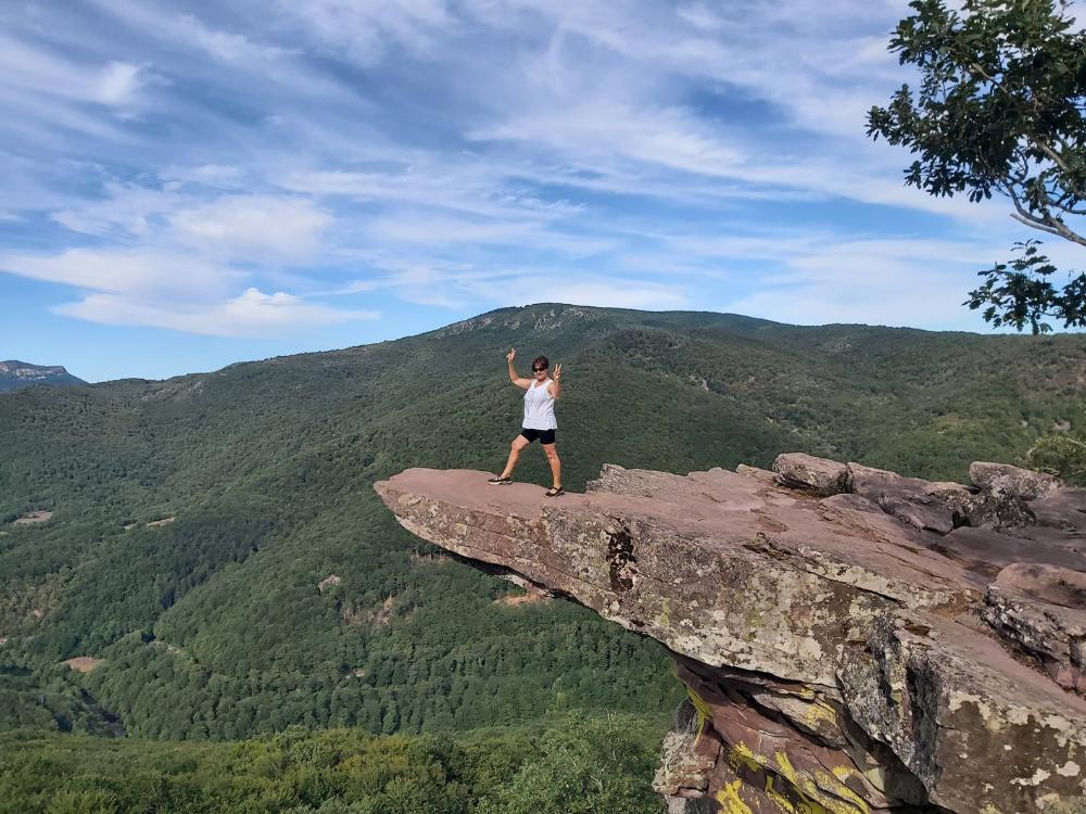 Mujer sobre la piedra del mirador de Zamariain