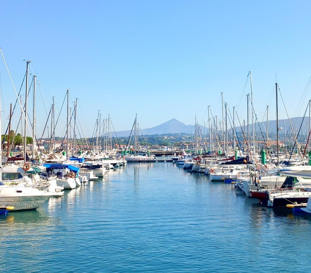 puerto deportivo con barcos de Hondarribi