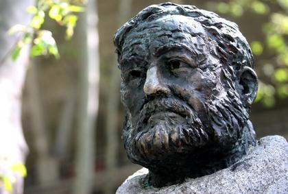 estatua de Hemingway en el callejón