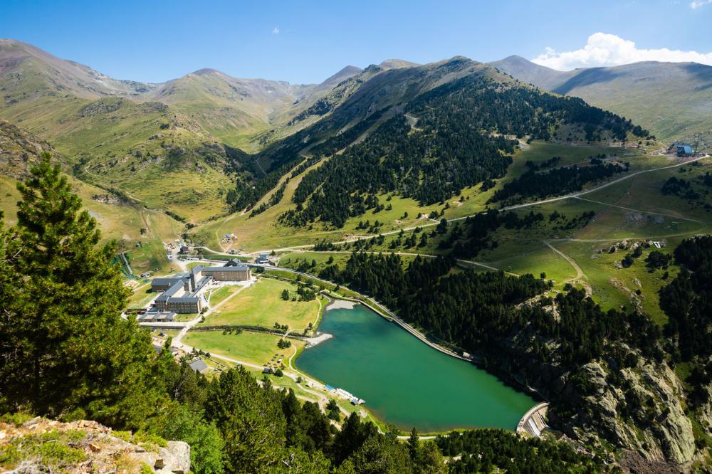 Valle de Nuria con un lago rodeado de montañas