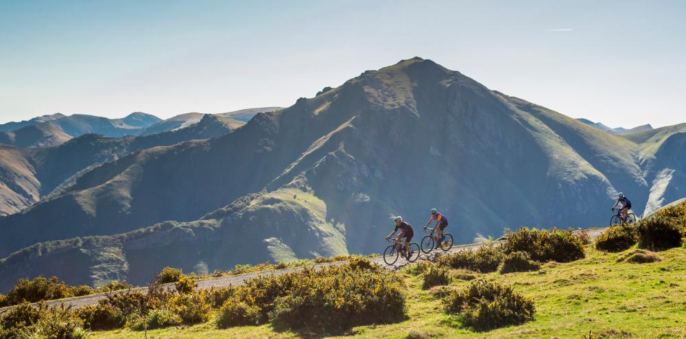 ciclistas por carretera en el Pirineo navarro