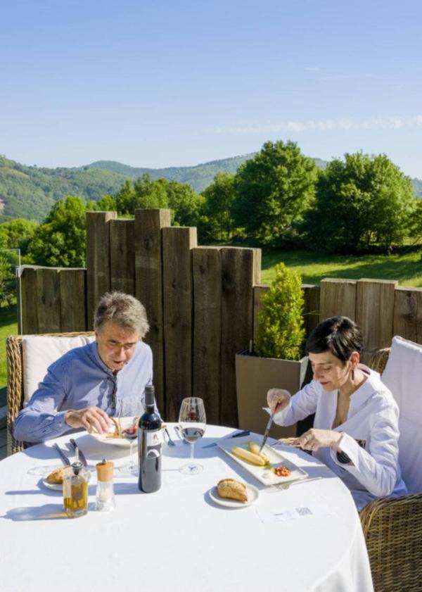 Pareja comiendo en la terraza de un restaurante